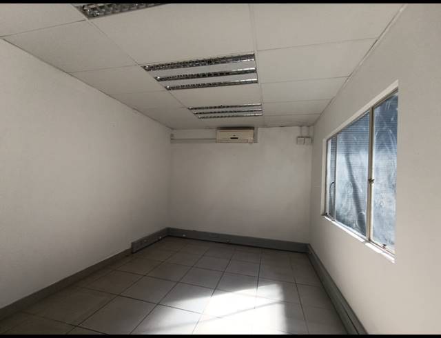 1,639M² WAREHOUSE TO LET IN NEW GERMANY